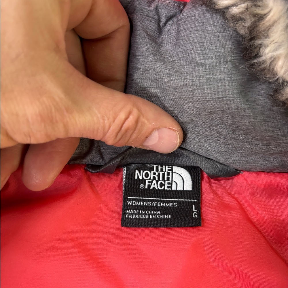 The North Face Women’s Aconcagua Down Vest w/ Faux-Fur Hood size Large - Picture 6 of 8